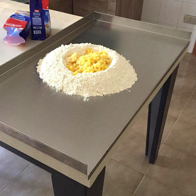 Tagliere spianatoia acciaio inox satinato con alzatine laterali e posteriore