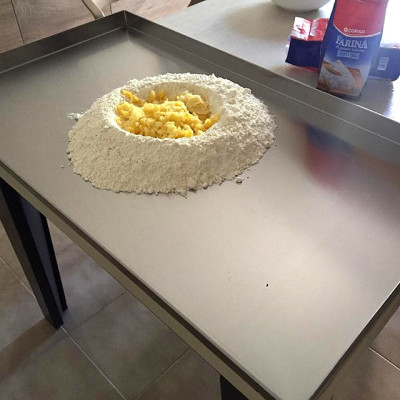 Tagliere spianatoia acciaio inox satinato con alzatine laterali e posteriore