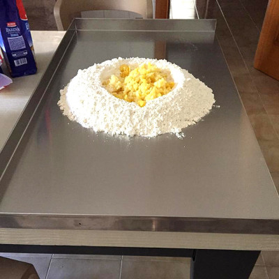 Tagliere spianatoia acciaio inox satinato con alzatine laterali e posteriore