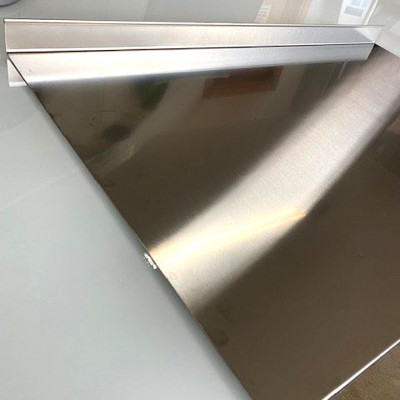 Tagliere acciaio inox satinato con alzatina posteriore